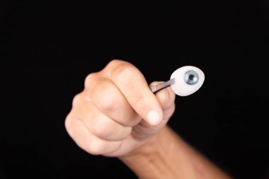 Siyah arka planda insan gözünün kozmetik protezi. Seçici odak.