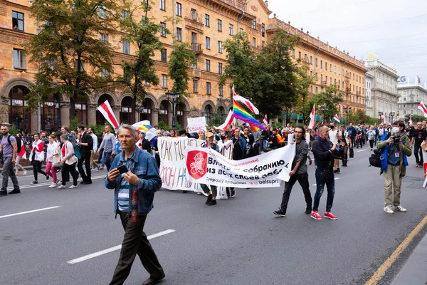 Minsk, Belarus - 20 Eylül 2020: Beyaz Rusya 'da barışçıl protestolar. Beyaz Rusya 'da bir protestoda olan insanlar. Belarus 'ta grev. Minsk 'te büyük barış mitingi