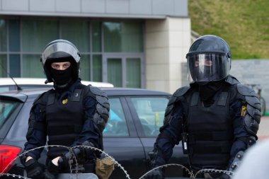 Minsk, Belarus - 20 Eylül 2020: Seçkin bir polis memuru bölgeyi protestoculardan koruyor.