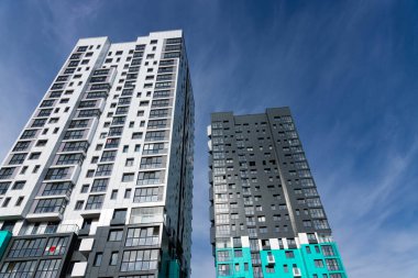 Minsk, Belarus - 05 Eylül 2020: Gökyüzüne karşı modern lüks konut binası.