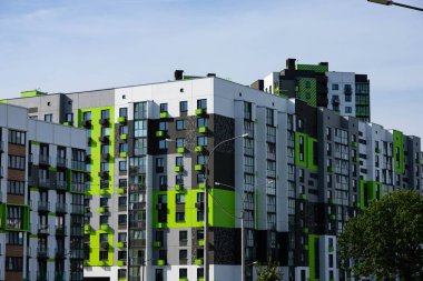 Minsk, Belarus - 05 Eylül 2020: Gökyüzüne karşı modern lüks konut binası.