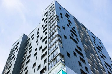 Minsk, Belarus - 05 Eylül 2020: Gökyüzüne karşı modern lüks konut binası.