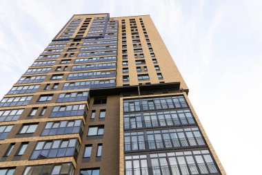 Minsk, Belarus - 05 Eylül 2020: Gökyüzüne karşı modern lüks konut binası.