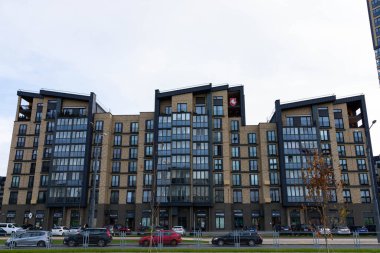 Minsk, Belarus - 05 Eylül 2020: Gökyüzüne karşı modern lüks konut binası.