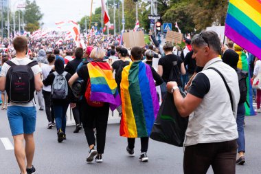 Minsk, Belarus - 20 Eylül 2020 Belarus 'ta barışçıl protestolar. Adil bir seçim protestosu sırasında LGBT gökkuşağı bayrağı.