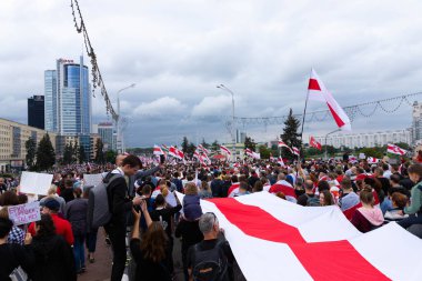 Minsk, Belarus - 20 Eylül 2020: Beyaz Rusya 'da barışçıl protestolar. Beyaz Rusya 'da bir protestoda olan insanlar. Belarus 'ta grev. Minsk 'te büyük barış mitingi