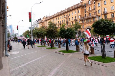 Minsk, Belarus - 20 Eylül 2020: Beyaz Rusya 'da barışçıl protestolar. Beyaz Rusya 'da bir protestoda olan insanlar. Belarus 'ta grev. Minsk 'te büyük barış mitingi