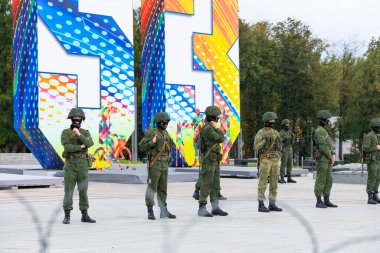Minsk, Belarus - 20 Eylül 2020: protestocularla birlikte özel polis güçleri ve kalkanlar arasında dikenli tel.