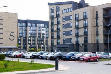 Minsk, Belarus - 05 Eylül 2020: Gökyüzüne karşı modern lüks konut binası.