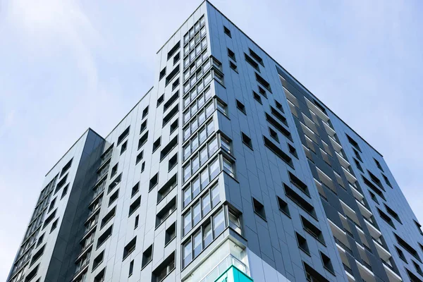 Minsk, Belarus - 05 Eylül 2020: Gökyüzüne karşı modern lüks konut binası.