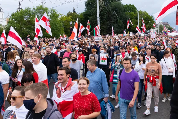 Minsk, Belarus - 20 Eylül 2020: Beyaz Rusya 'da barışçıl protestolar. Beyaz Rusya 'da bir protestoda olan insanlar. Belarus 'ta grev. Minsk 'te büyük barış mitingi