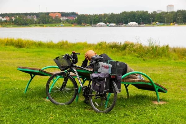 Мінськ Білорусь Вересня 2020 Року Турист Велосипеді Зупинився Щоб Відпочити — стокове фото
