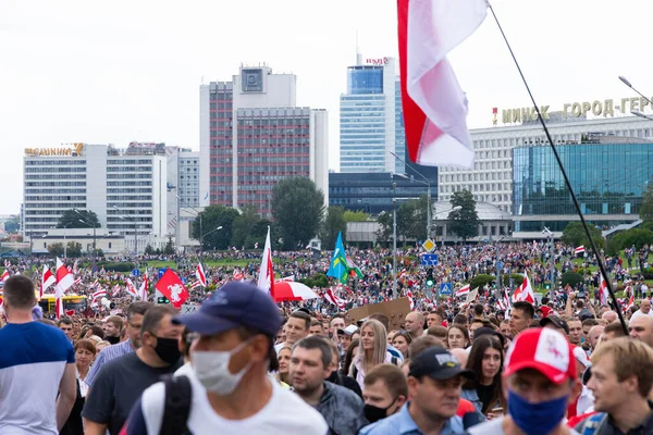 Minsk, Belarus - 20 Eylül 2020: Beyaz Rusya 'da barışçıl protestolar. Beyaz Rusya 'da bir protestoda olan insanlar. Belarus 'ta grev. Minsk 'te büyük barış mitingi
