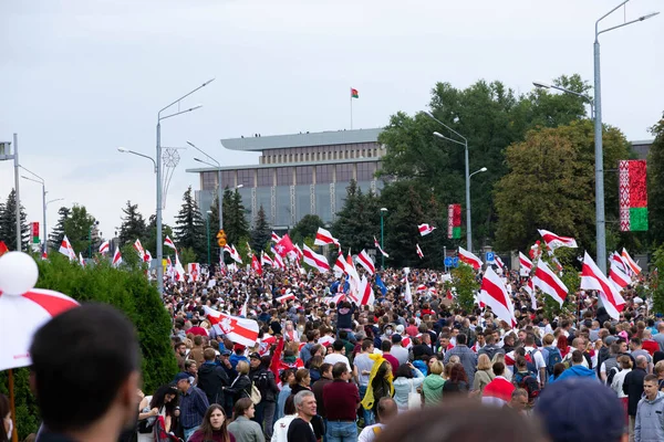 Minsk, Belarus - 20 Eylül 2020: Beyaz Rusya 'da barışçıl protestolar. Beyaz Rusya 'da bir protestoda olan insanlar. Belarus 'ta grev. Minsk 'te büyük barış mitingi