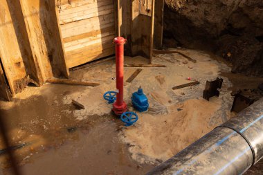 Su borularının düzenlenmiş PVC 'si toplanıp inşaat alanındaki sipere yerleştiriliyor..