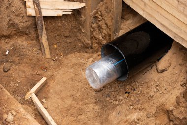 Su borularının düzenlenmiş PVC 'si toplanıp inşaat alanındaki sipere yerleştiriliyor..