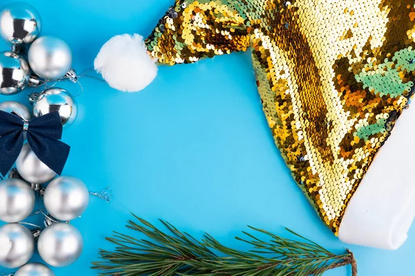青い背景と銀のボールのクリスマスゴールドサンタの帽子 お祝いの場 ロイヤリティフリーのストック画像