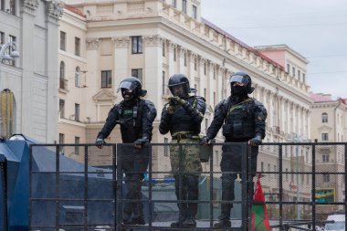 Minsk, Belarus - 20 Eylül 2020: Seçkin bir polis memuru bölgeyi protestoculardan koruyor.