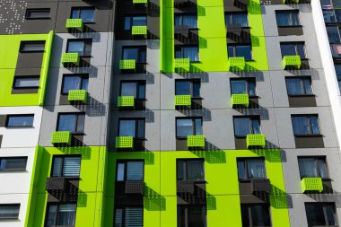 Minsk, Belarus - 20 Eylül 2020: modern yeni bir konut binasının cephesi