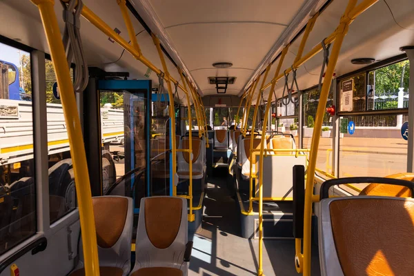 Minsk, Belarús - 30 de agosto de 2020: Autobús urbano en la ciudad. El concepto de transporte rápido de personas. — Foto de Stock