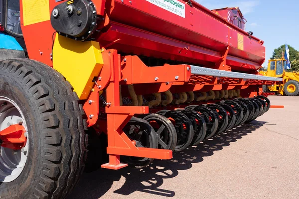 Minsk, Bielorrusia - 30 de agosto de 2020: Exposición de nuevos tractores, cosechadoras, maquinaria agrícola y equipos. —  Fotos de Stock