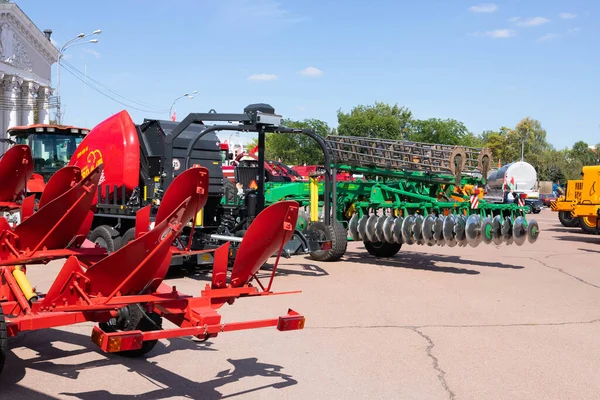 Minsk, Bielorrusia - 30 de agosto de 2020: Exposición de nuevos tractores, cosechadoras, maquinaria agrícola y equipos. —  Fotos de Stock