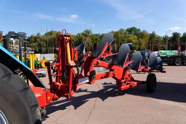 Minsk, Bielorrusia - 30 de agosto de 2020: Exposición de nuevos tractores, cosechadoras, maquinaria agrícola y equipos. —  Fotos de Stock