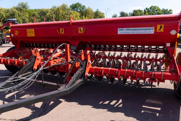 Minsk, Bielorrusia - 30 de agosto de 2020: Exposición de nuevos tractores, cosechadoras, maquinaria agrícola y equipos. —  Fotos de Stock