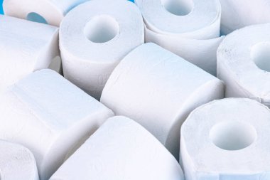 Bir sürü tuvalet kağıdı rulosu. Yumuşak hijyenik kağıt. Kapat.
