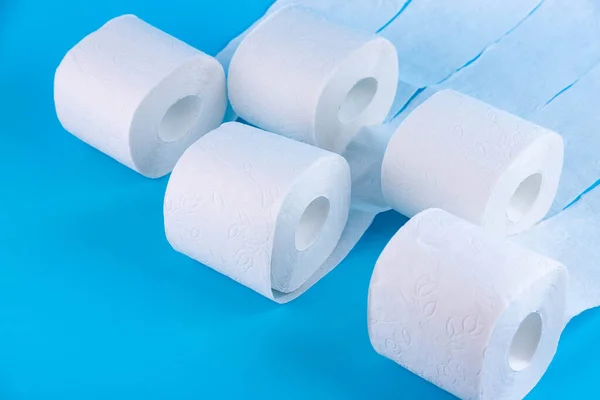 Mavi Arka Planda Beyaz Tuvalet Kağıdı Ruloları Metin Reklam Için — Stok fotoğraf