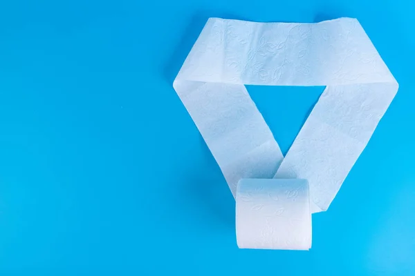 Mavi Arkaplanda Izole Edilmiş Bir Tuvalet Kağıdı Rulosu — Stok fotoğraf