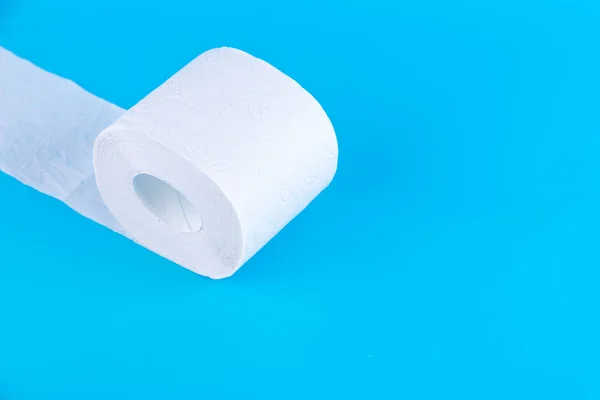 Mavi Arkaplanda Izole Edilmiş Bir Tuvalet Kağıdı Rulosu — Stok fotoğraf