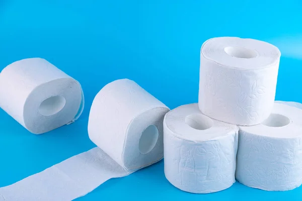 Mavi Arka Planda Beyaz Tuvalet Kağıdı Ruloları Metin Reklam Için — Stok fotoğraf
