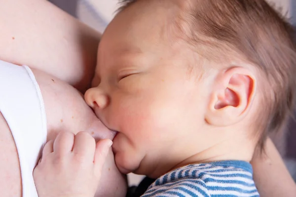 Gelukkig Moeder Borstvoeding Haar Pasgeboren Baby — Stockfoto
