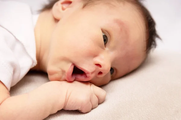 Bebé Recién Nacido Acostado Cama Emociones Amor — Foto de Stock
