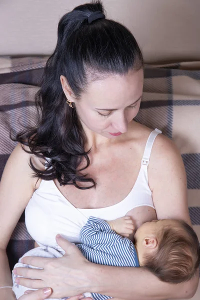 Gelukkig Moeder Borstvoeding Haar Pasgeboren Baby — Stockfoto