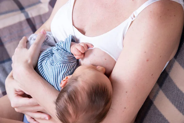 Gelukkig Moeder Borstvoeding Haar Pasgeboren Baby — Stockfoto