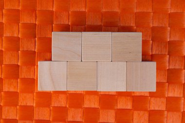 Kopyalama alanı ile turuncu zemin üzerinde yedi tahta küp