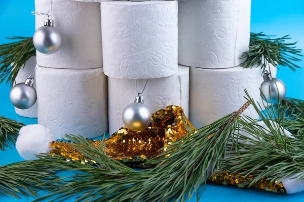 Karácsonyfa Papír Tekercsek Díszített Fényes Golyók Ajándék Fenyő Ágak Kék — Stock Fotó