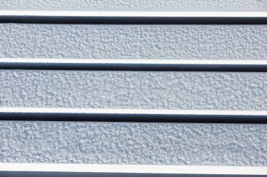 Noel arkaplanı - Karlı eski beyaz ahşap doku. Üst görünüm, sınır tasarımı. Antika ve kırsal stil