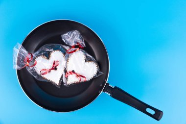 Kızartma tavasındaki aşıkların kalpleri. Seksi Sevgililer Günü konsepti.