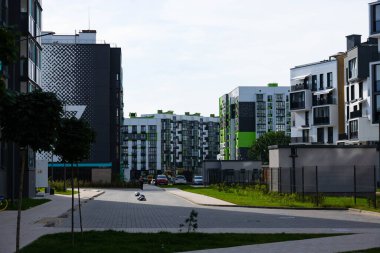Minsk, Belarus - 20 Eylül 2020: Gökyüzüne karşı modern lüks konutlar.