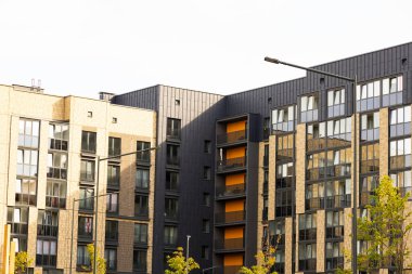 Minsk, Belarus - 20 Eylül 2020: Gökyüzüne karşı modern lüks konutlar.