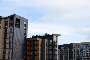 Gökyüzüne karşı modern lüks konutlar.