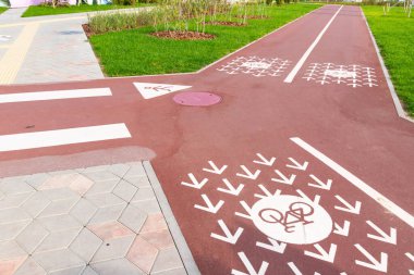 Yeni, geniş modern bisiklet ve iki farklı yönlü yaya yolu. Yazlık şehir merkezinde yol işaretli bisiklet yolları..