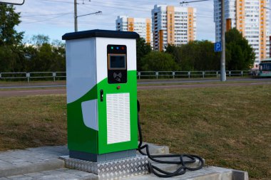 Elektrikli araçlar için elektrik prizi olan elektrikli araç şarj istasyonu. NFC ödemesi. Akıllı enerji. Otomobil emisyonlarının ekoloji ve çevre kirliliği kavramı.