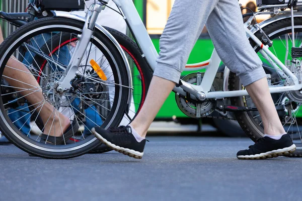 Ноги Людей Велосипедні Колеса Йдуть Вулиці Вибірковий Фокус — стокове фото