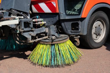 Sokakları ve yolları temizlemek için bir arabanın parçası. Temiz şehir kavramı.