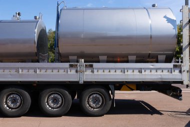 Tanker, bir kamyon platformunda varil nakil için hazır..