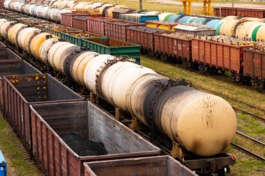 Yakıtlı tanklar, yük taşıyan vagonlar bir tren istasyonunda. Lojistik ve ulaşım kavramı.